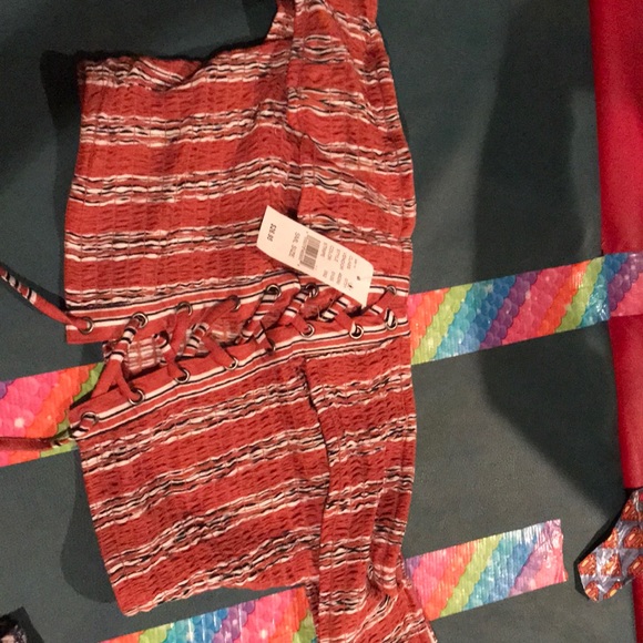 A crop shirt - Picture 1 of 3